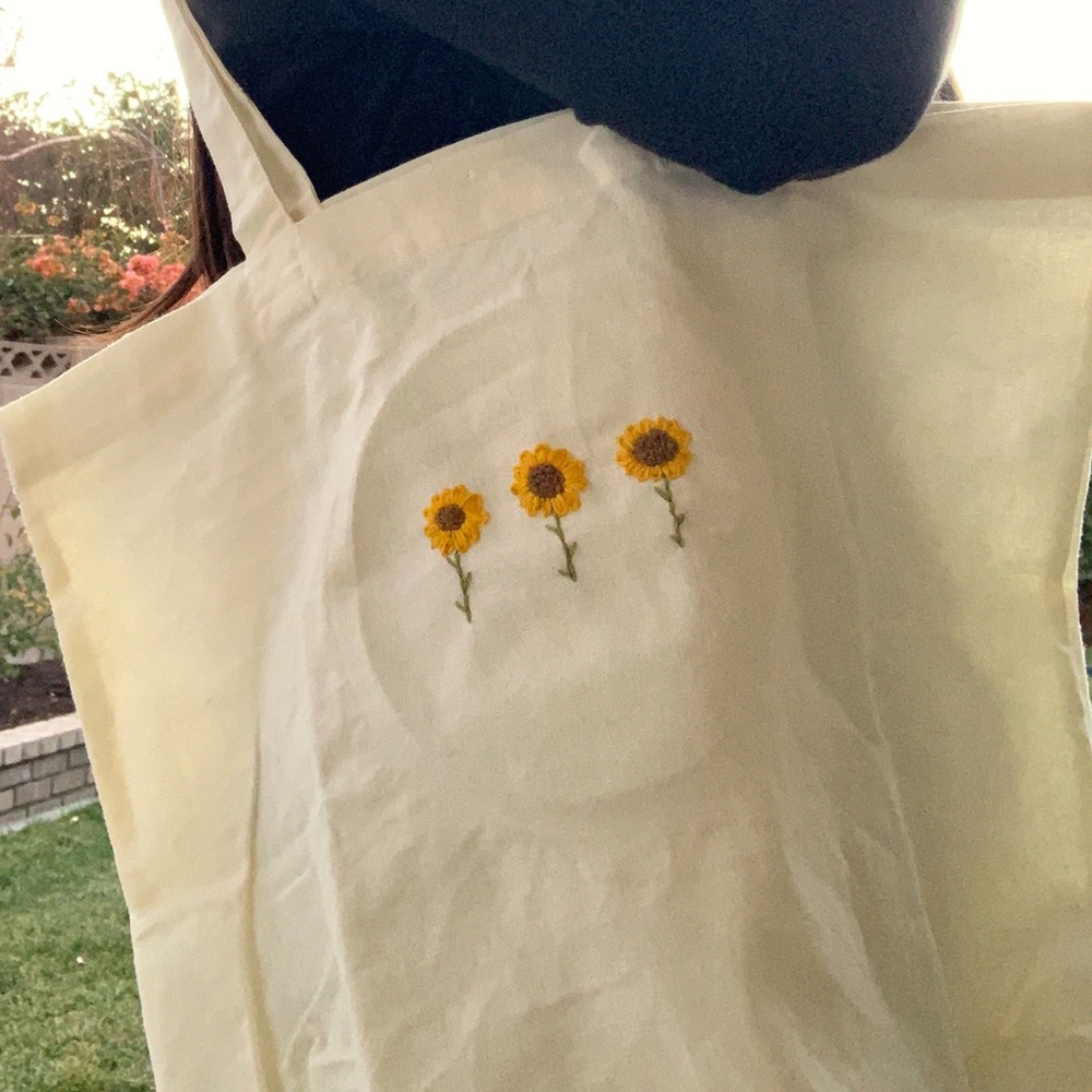 Embroidered tote - Picture 3 of 5